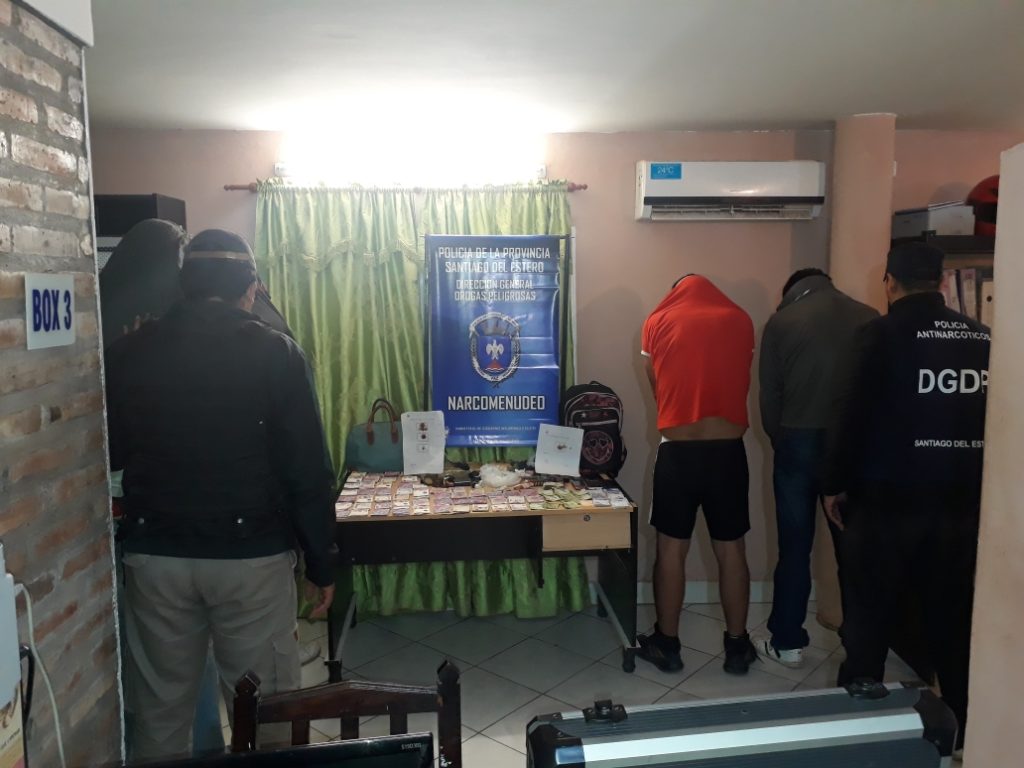 Golpe al narcotráfico en Monte Quemado: Existoso allanamiento en donde se secuestró drogas, dinero y armas de fuego