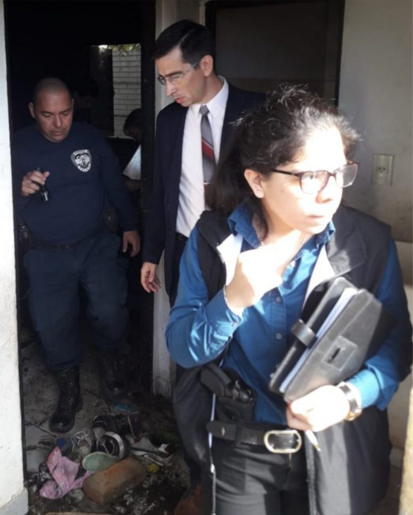 El Fiscal Moya inspeccionó la vivienda incendiada