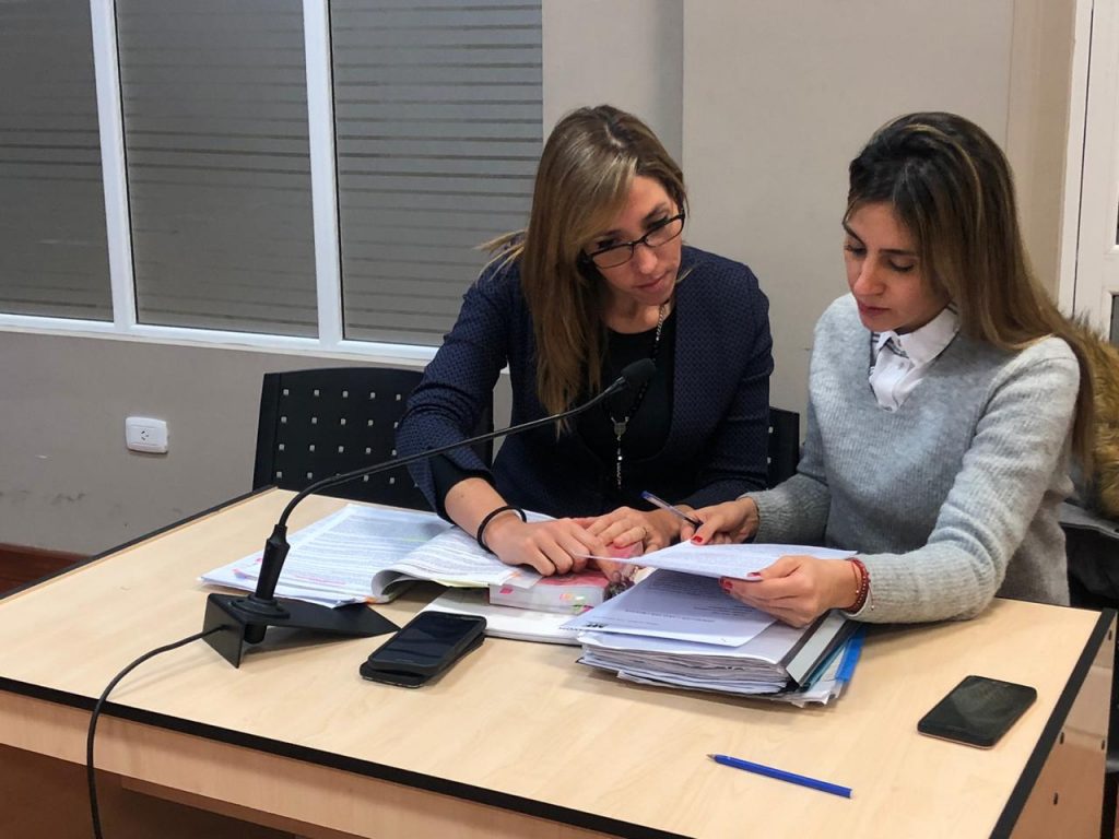 Condenan a tres años y un mes de prisión efectiva a mujer por estafar a ancianas