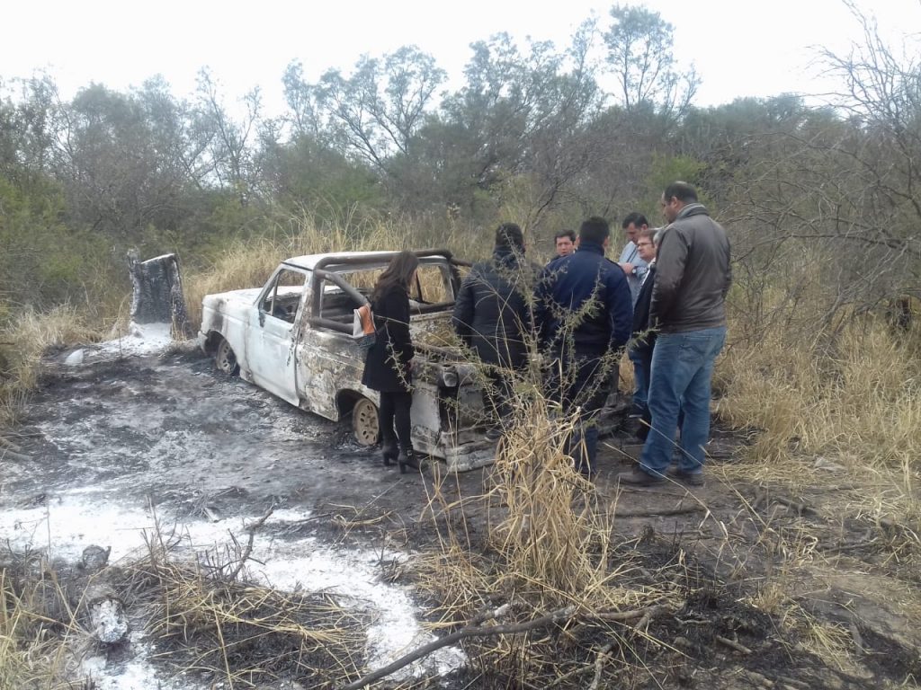 Fiscales trabajan en el lugar donde se halló un cuerpo calcinado dentro de una camioneta