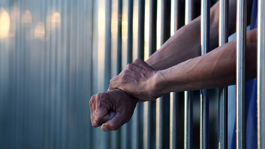 Continuará detenido joven que intentó ahorcar a su ex pareja