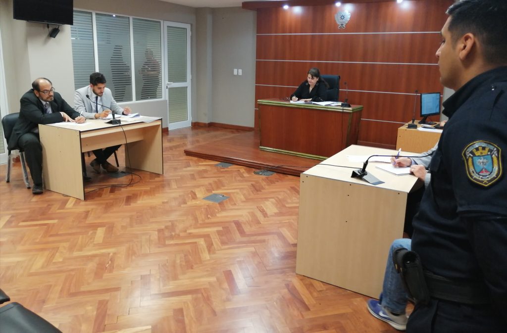 Un hombre continuará detenido por agredir con un cuchillo a su pareja adolescente