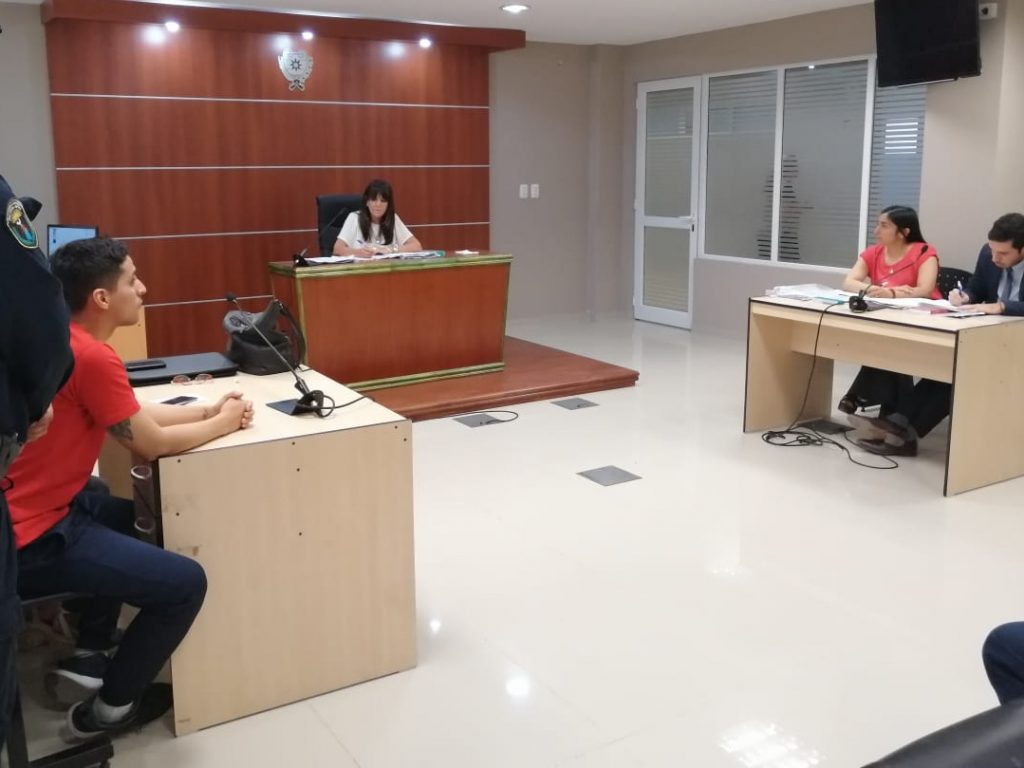 Continuará detenido el funcionario policial sospechado de balear a su ex