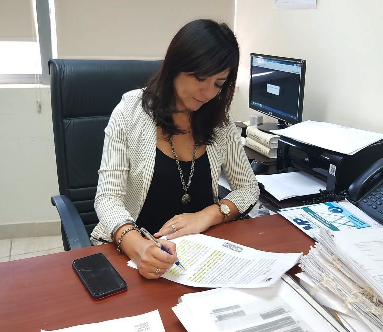 La fiscal Carla León estuvo presente en el incendio de reconocido bazar e inició las instrucciones de rigor del caso